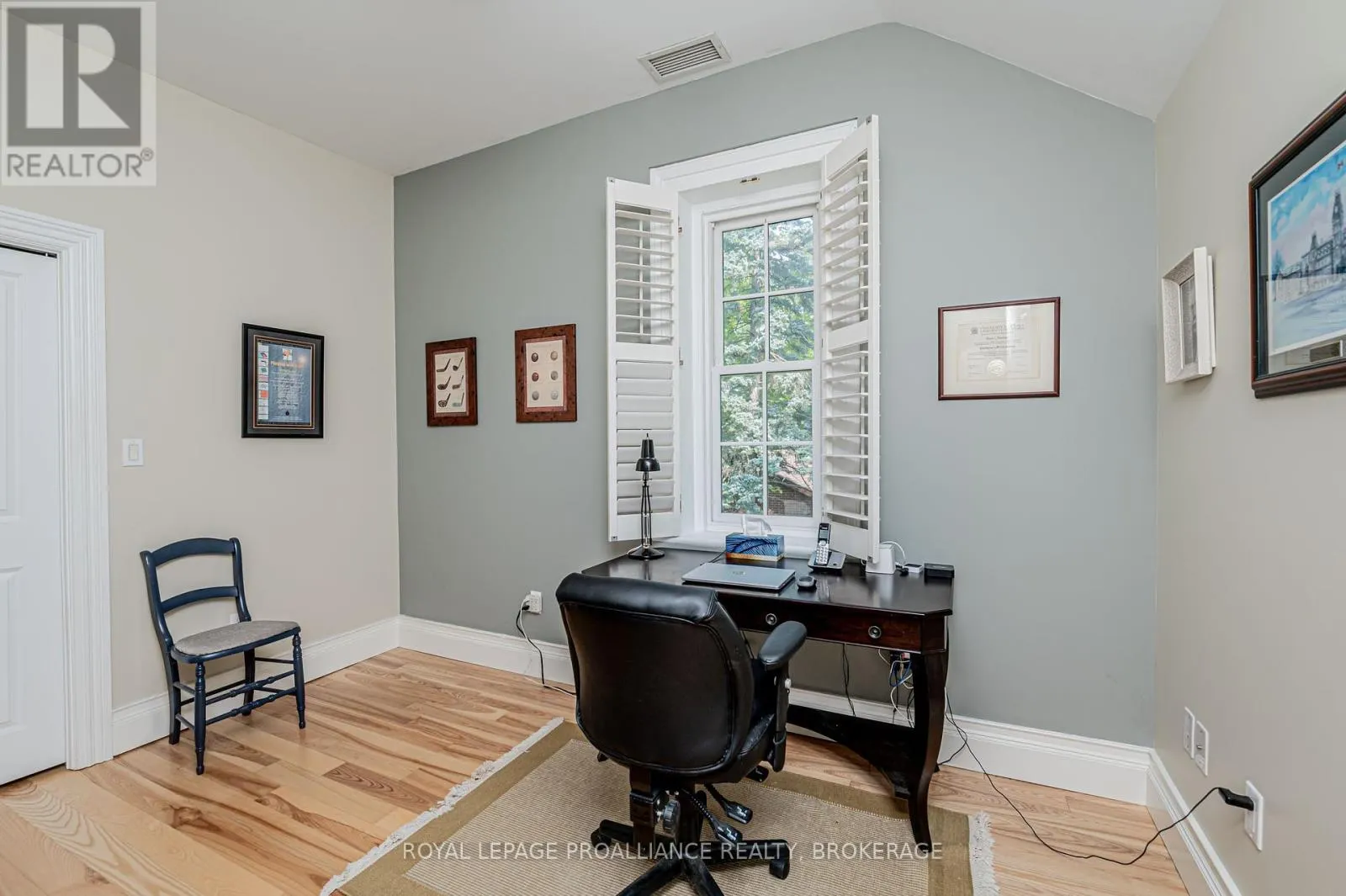 232 DUNDAS STREET W