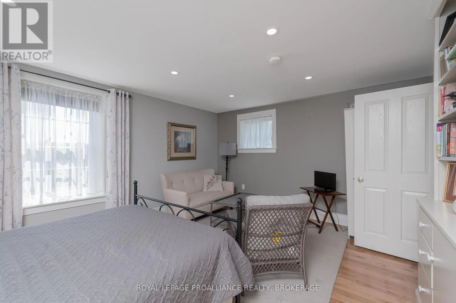 232 DUNDAS STREET W