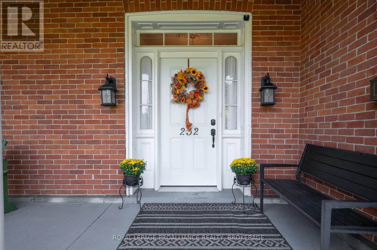 232 DUNDAS STREET W