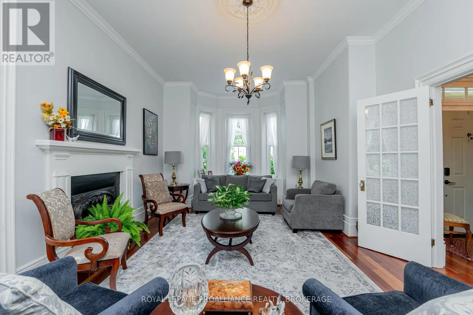 232 DUNDAS STREET W