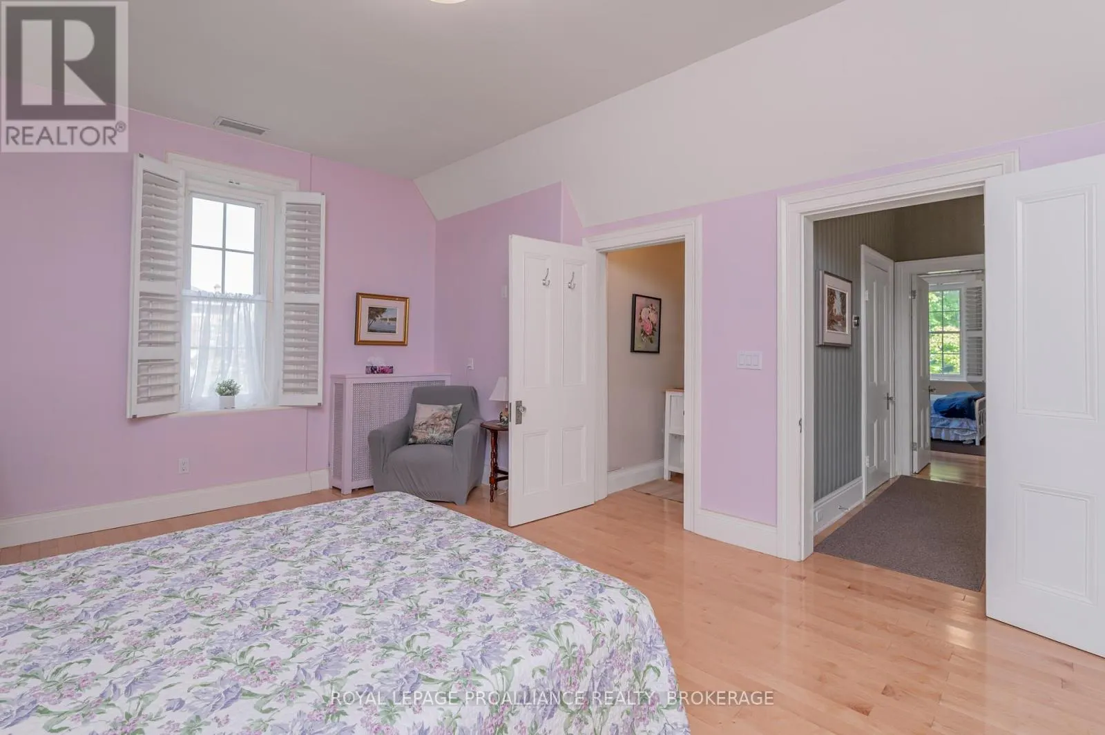 232 DUNDAS STREET W