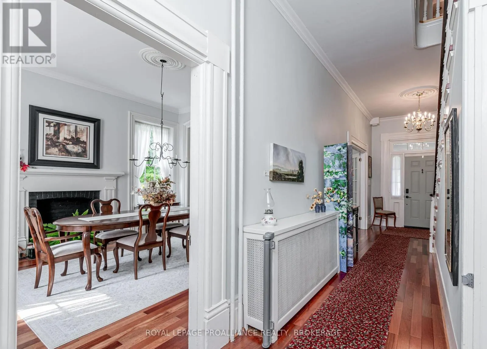 232 DUNDAS STREET W