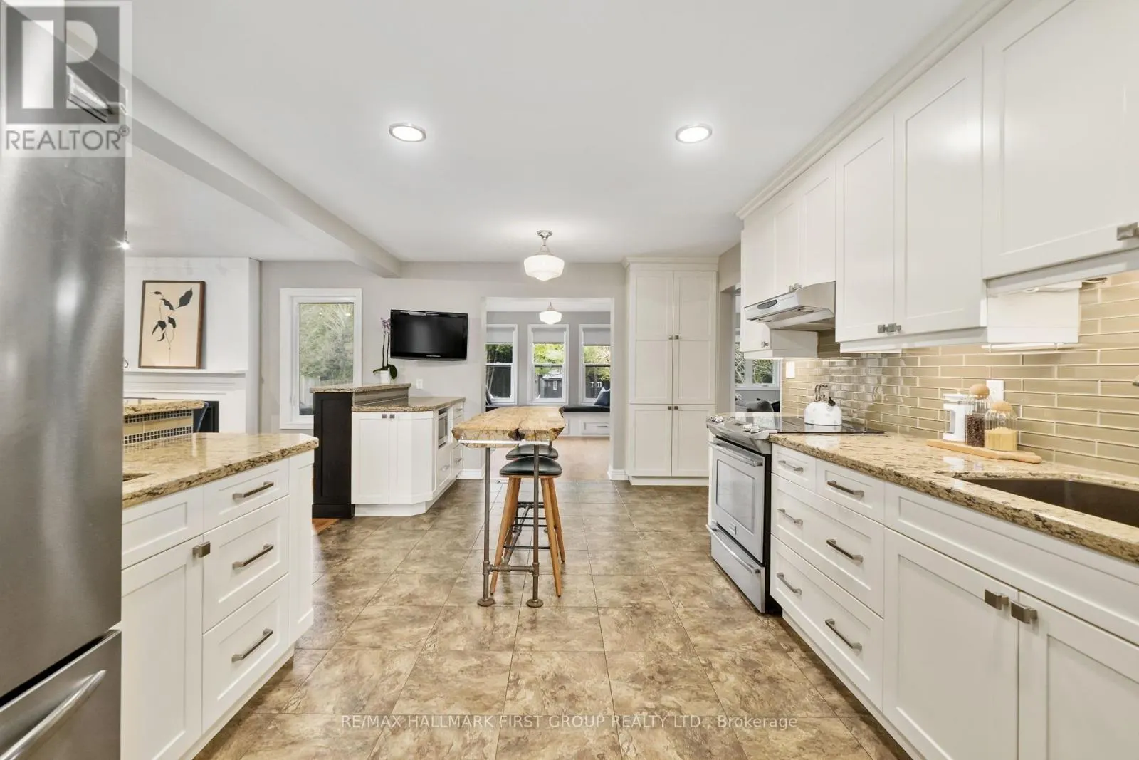 3905 LAROSE CRESCENT
