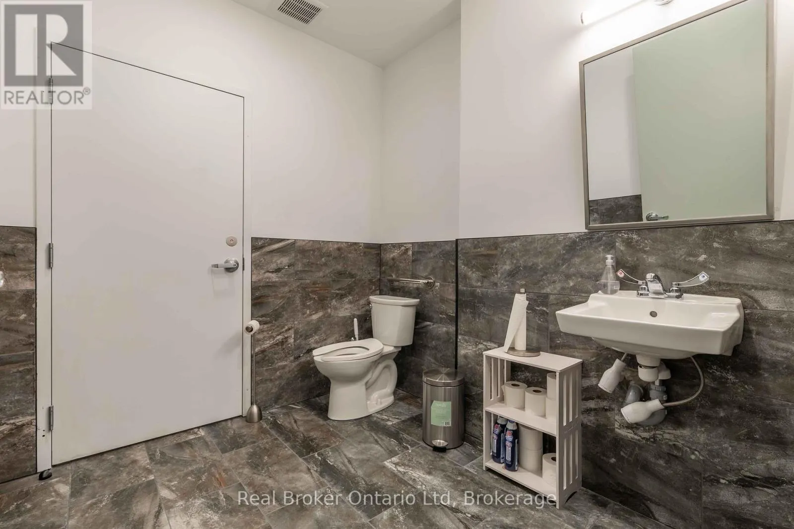 105 - 80 9TH STREET E, #105