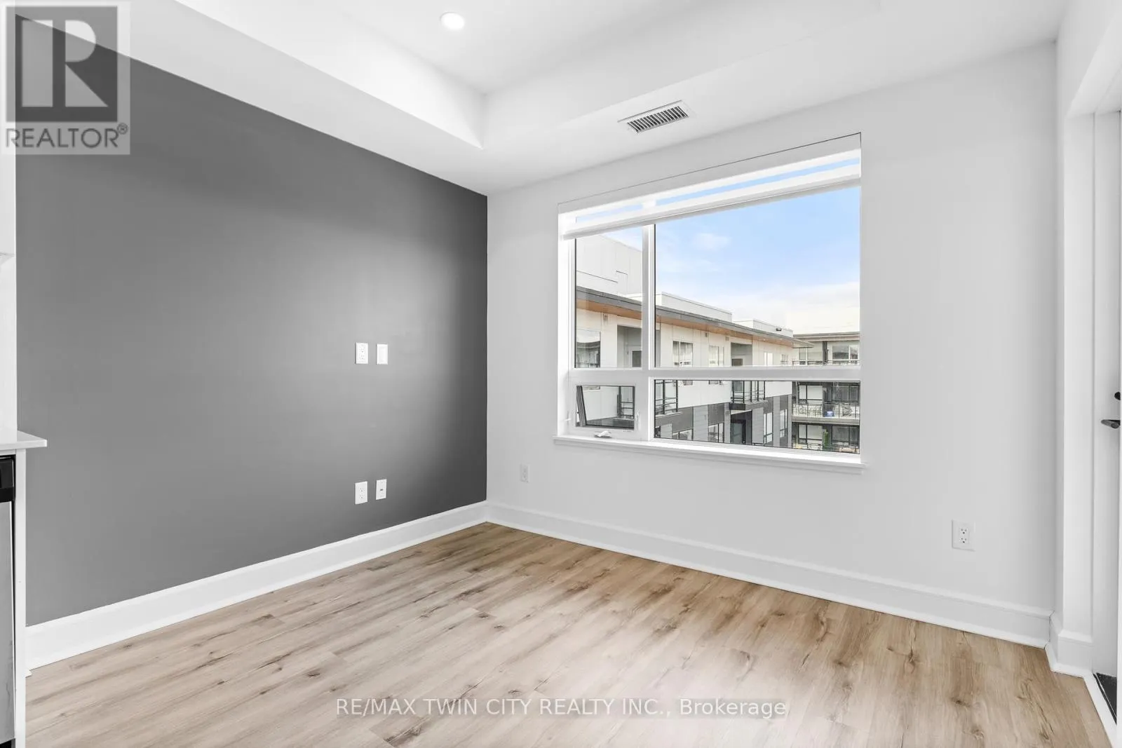 607 - 251 NORTHFIELD DRIVE E