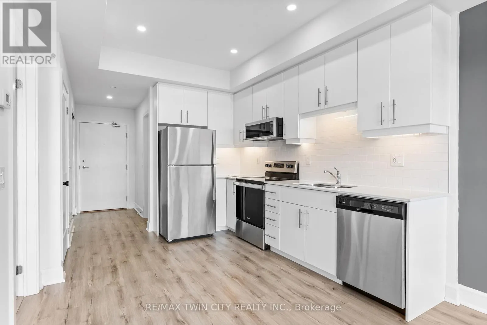 607 - 251 NORTHFIELD DRIVE E