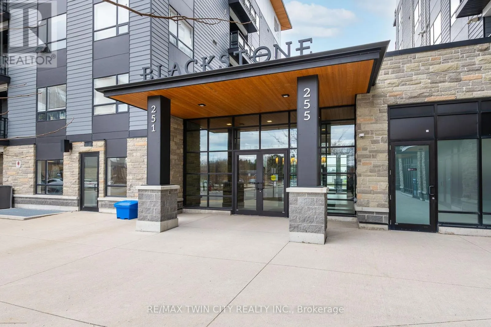 607 - 251 NORTHFIELD DRIVE E