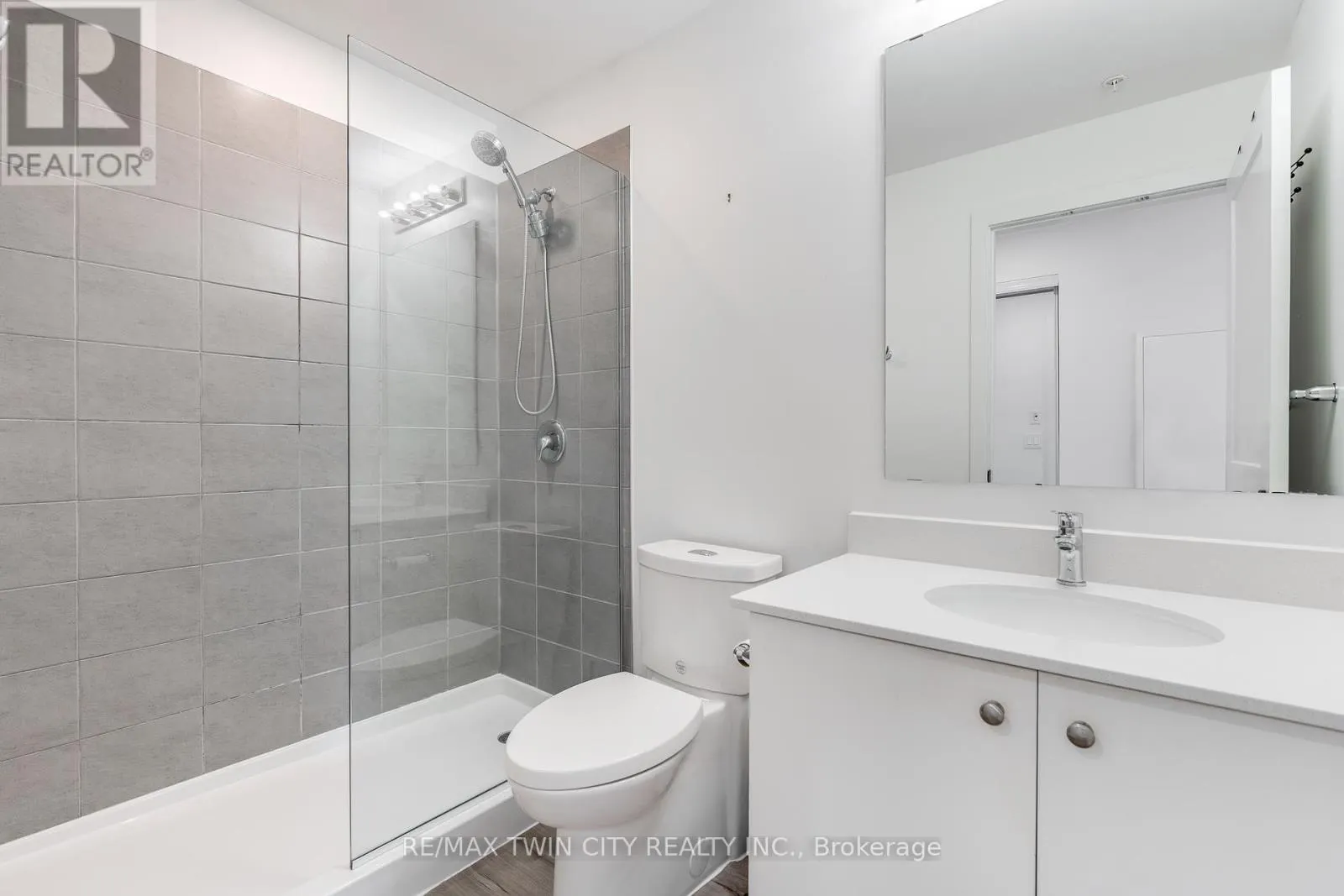 607 - 251 NORTHFIELD DRIVE E