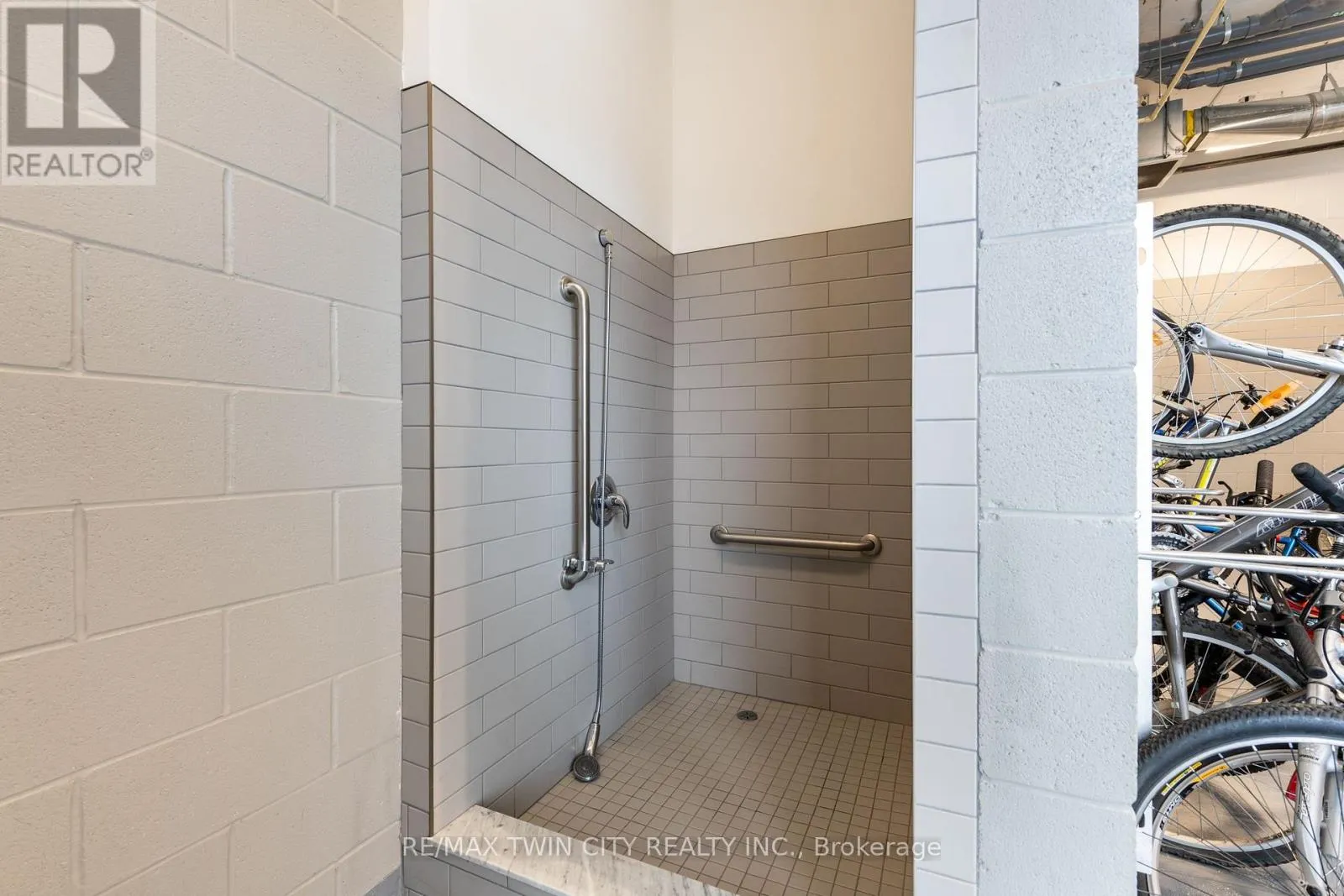 607 - 251 NORTHFIELD DRIVE E