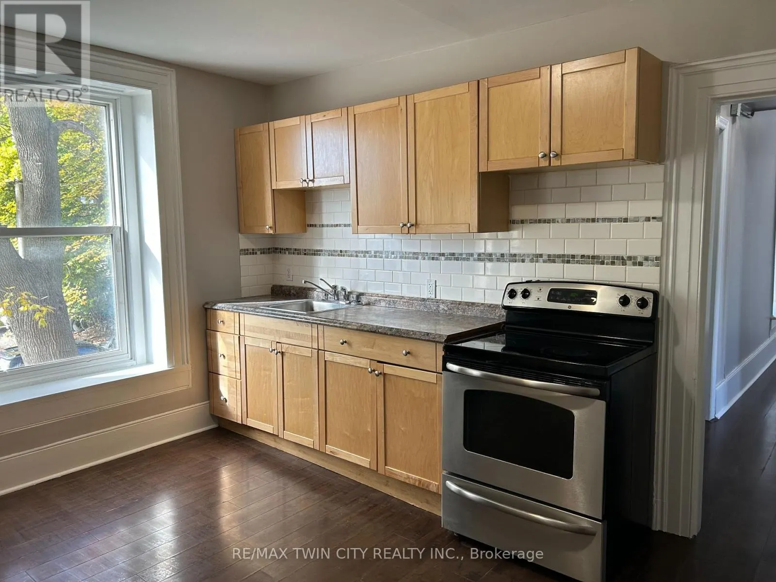 840-846 KING STREET E