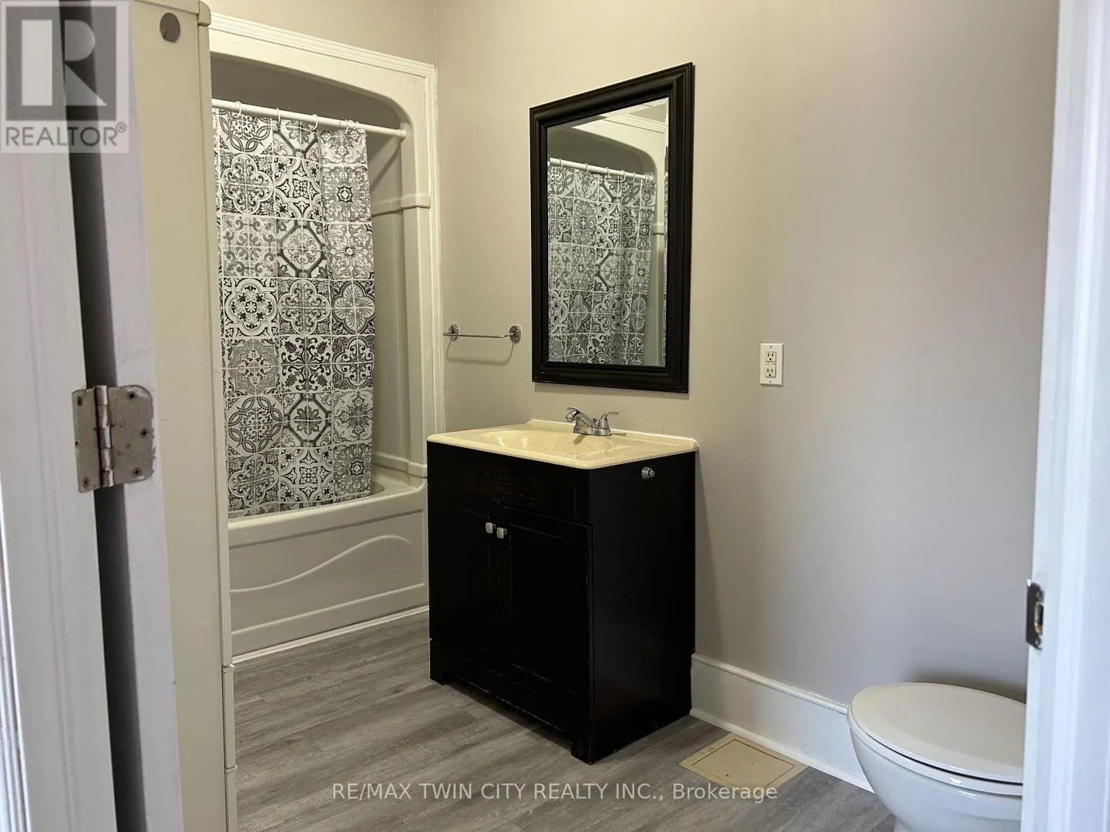 840-846 KING STREET E