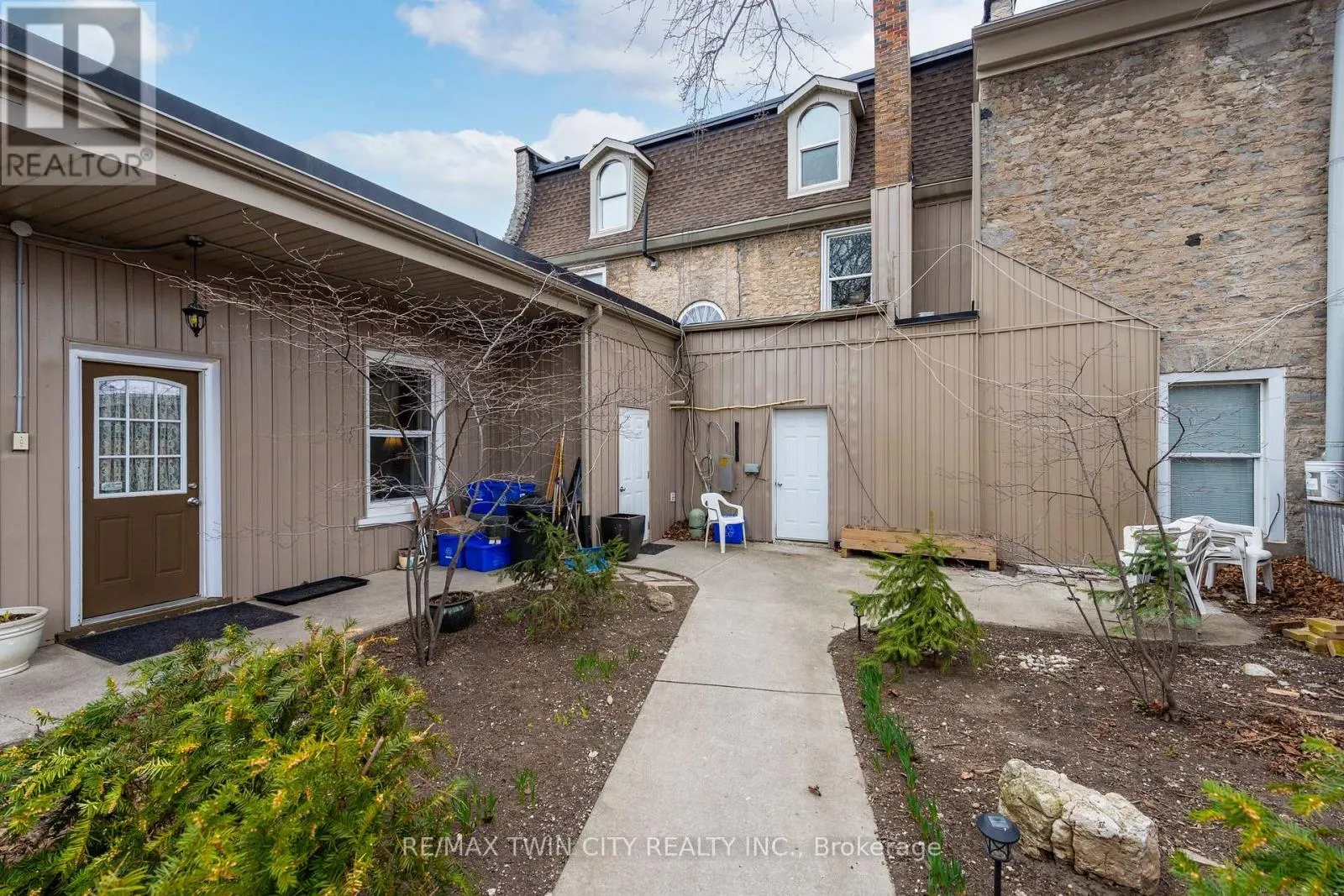 840-846 KING STREET E