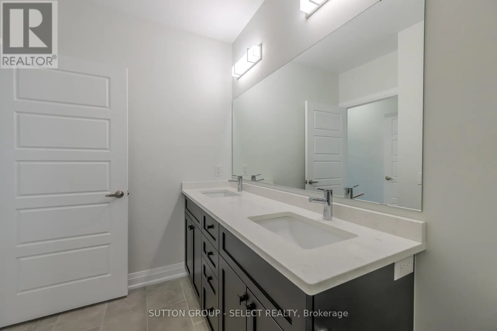207 - 1975 FOUNTAIN GRASS DRIVE, #207