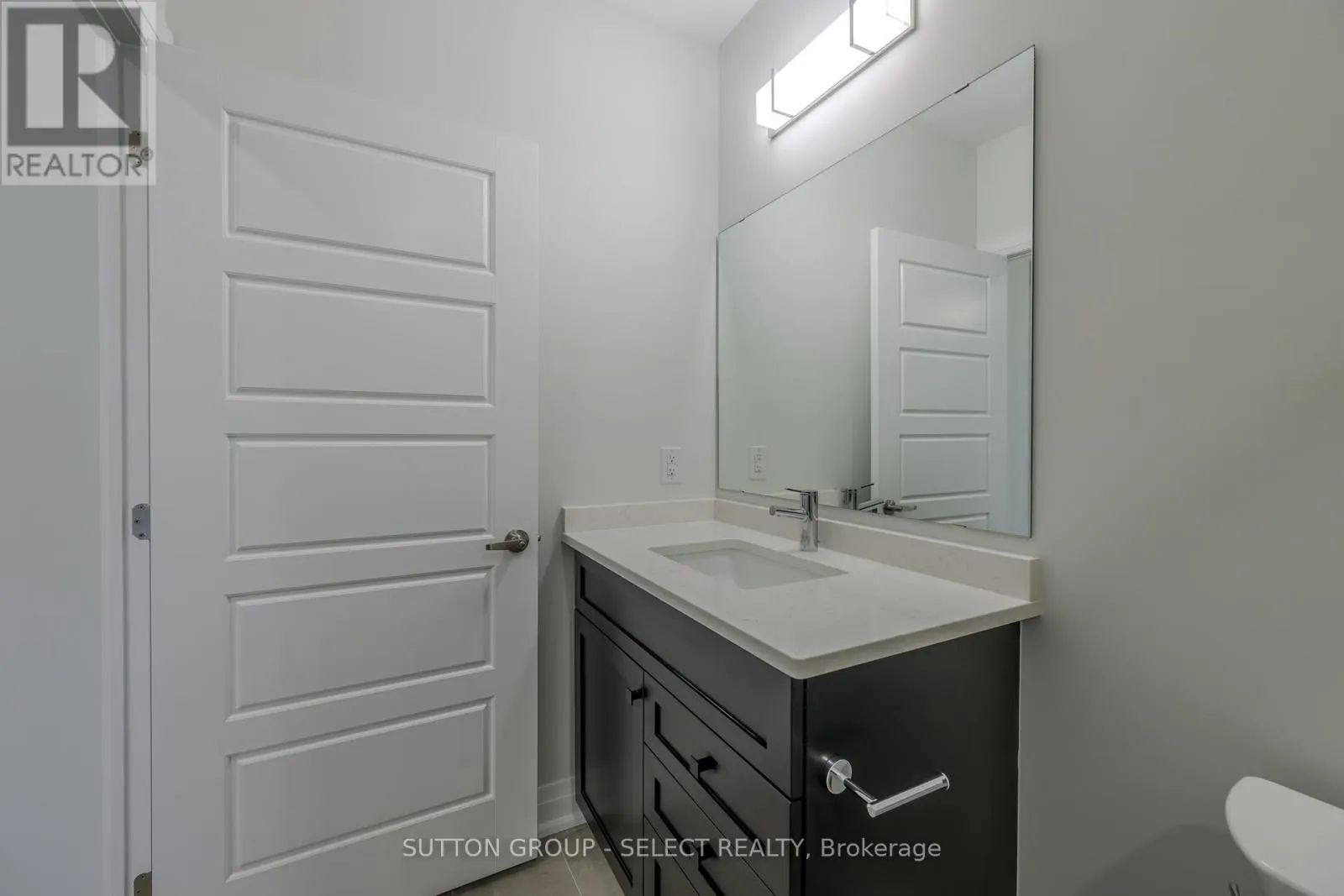 207 - 1975 FOUNTAIN GRASS DRIVE, #207