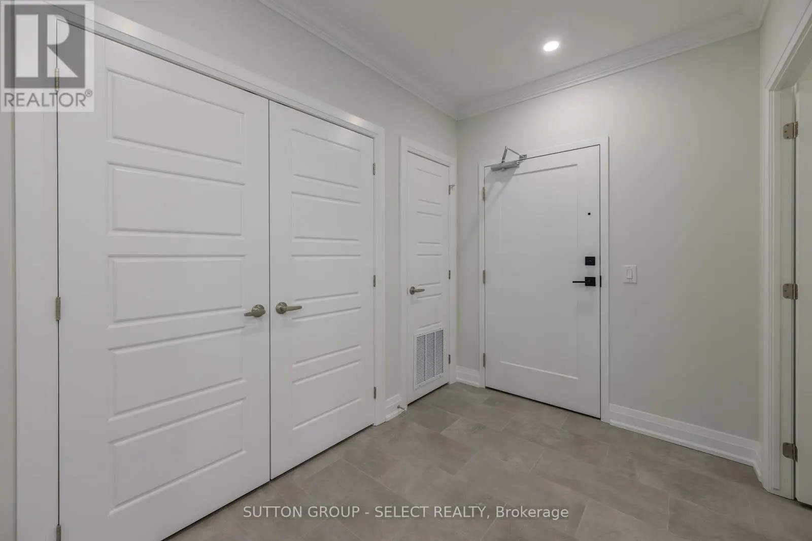 207 - 1975 FOUNTAIN GRASS DRIVE, #207