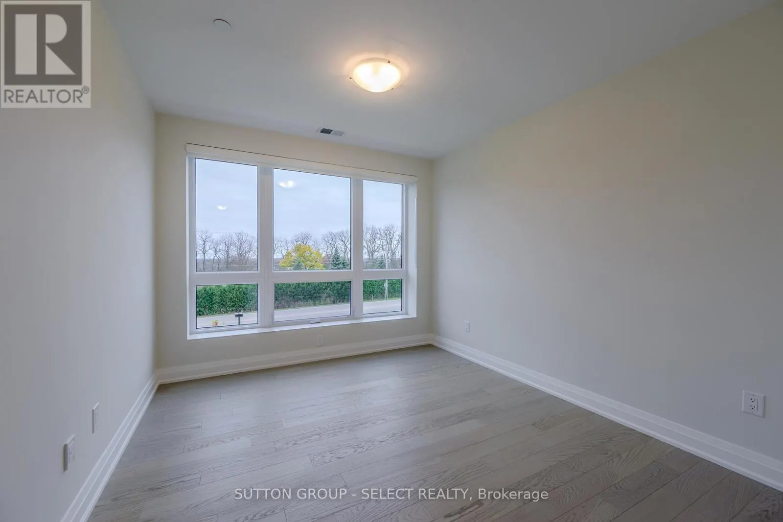 207 - 1975 FOUNTAIN GRASS DRIVE, #207