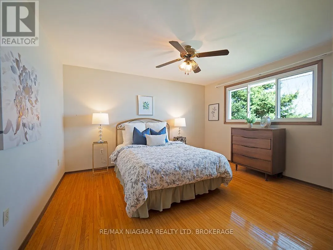 31 OAKRIDGE CRESCENT