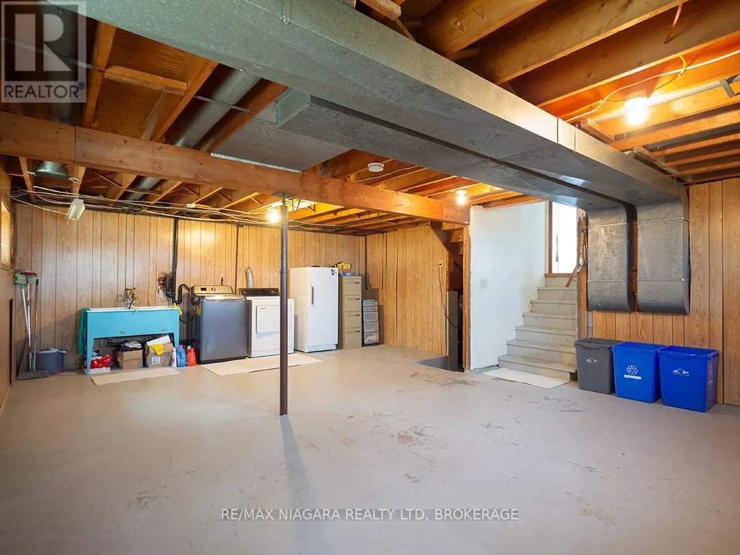 31 OAKRIDGE CRESCENT