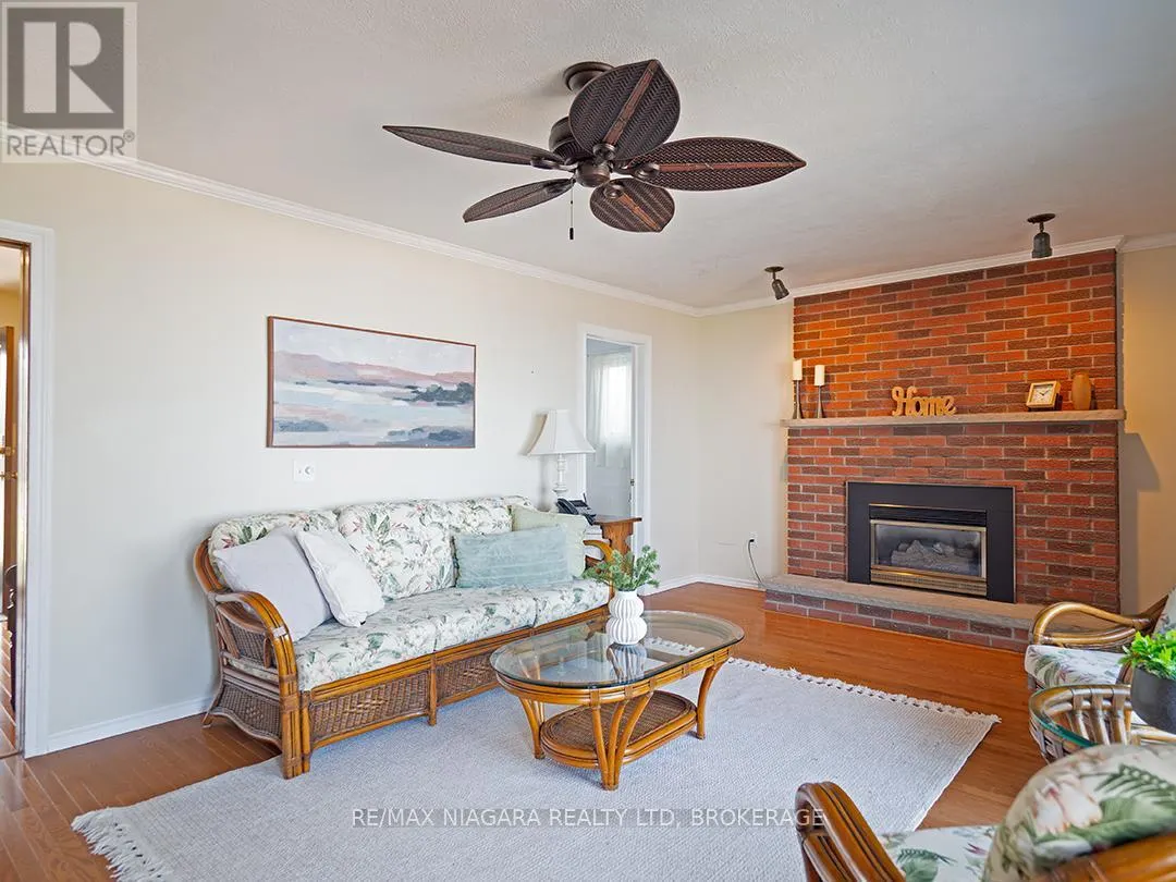 31 OAKRIDGE CRESCENT