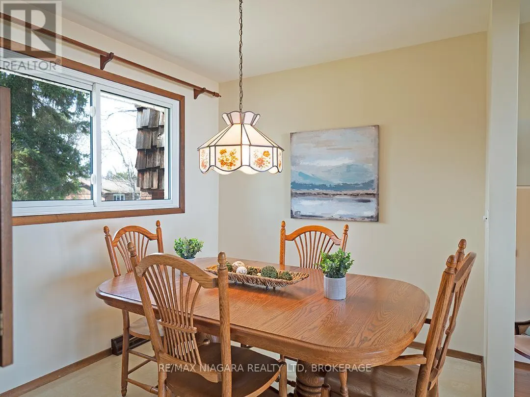 31 OAKRIDGE CRESCENT