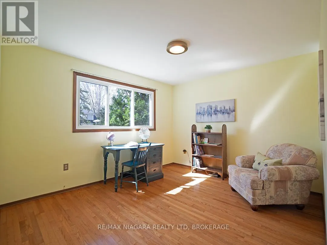 31 OAKRIDGE CRESCENT