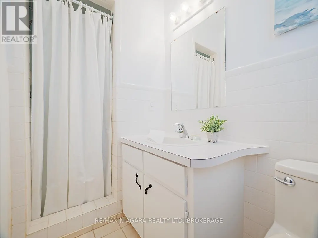 31 OAKRIDGE CRESCENT
