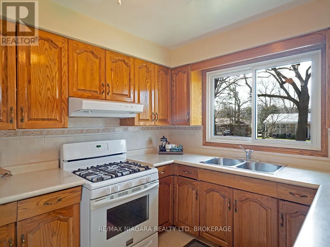 31 OAKRIDGE CRESCENT