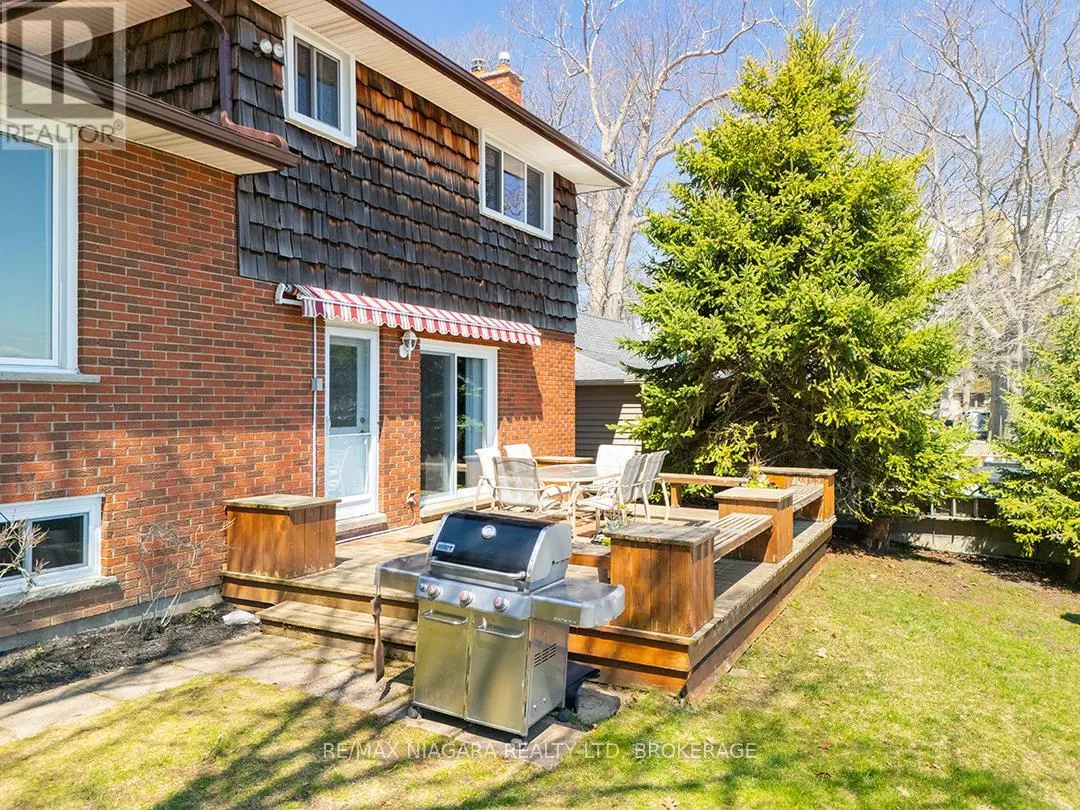 31 OAKRIDGE CRESCENT