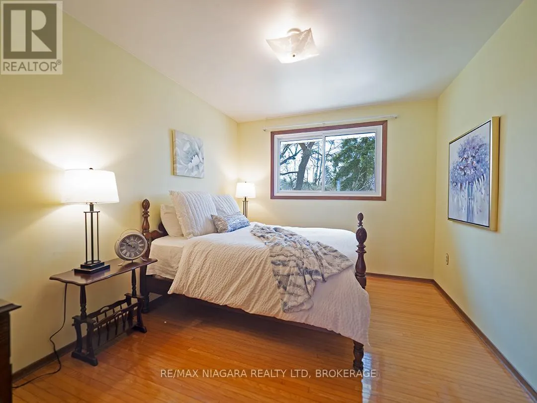 31 OAKRIDGE CRESCENT