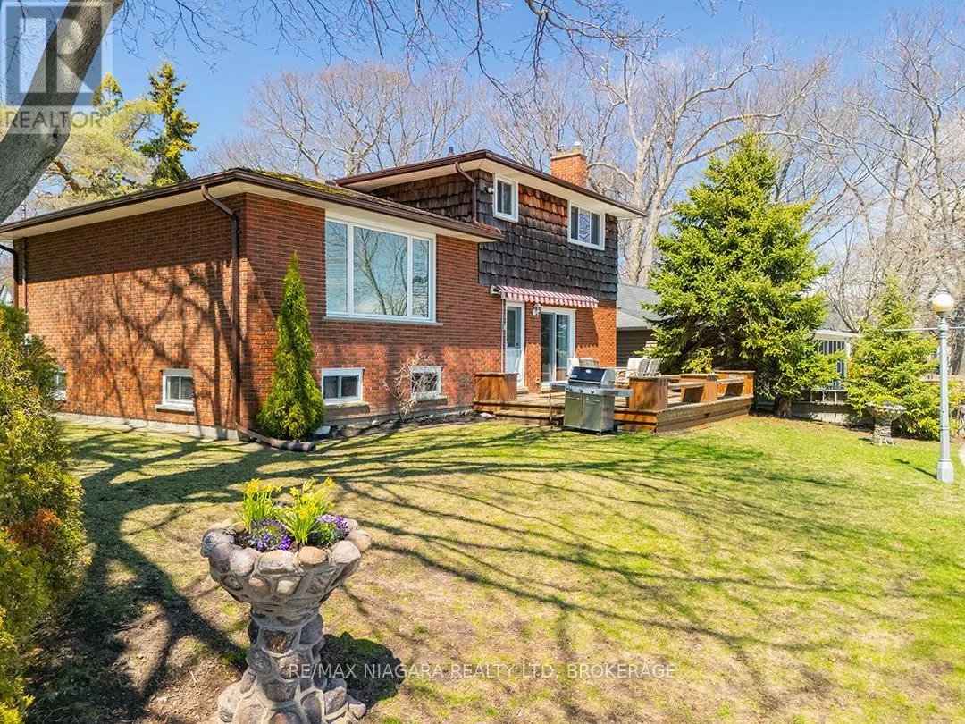 31 OAKRIDGE CRESCENT