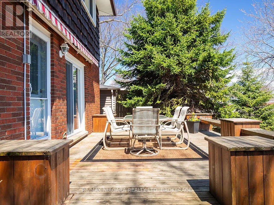 31 OAKRIDGE CRESCENT