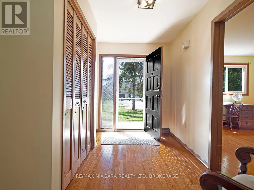 31 OAKRIDGE CRESCENT
