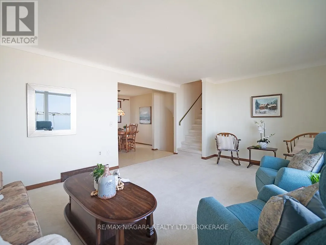 31 OAKRIDGE CRESCENT