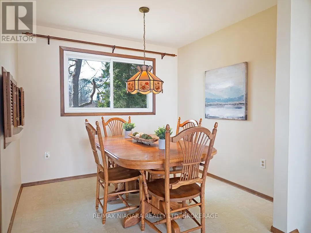 31 OAKRIDGE CRESCENT