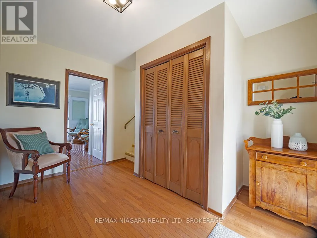 31 OAKRIDGE CRESCENT