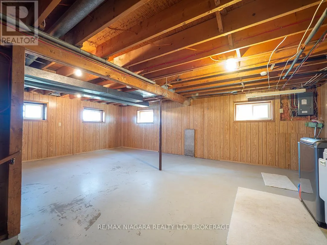 31 OAKRIDGE CRESCENT
