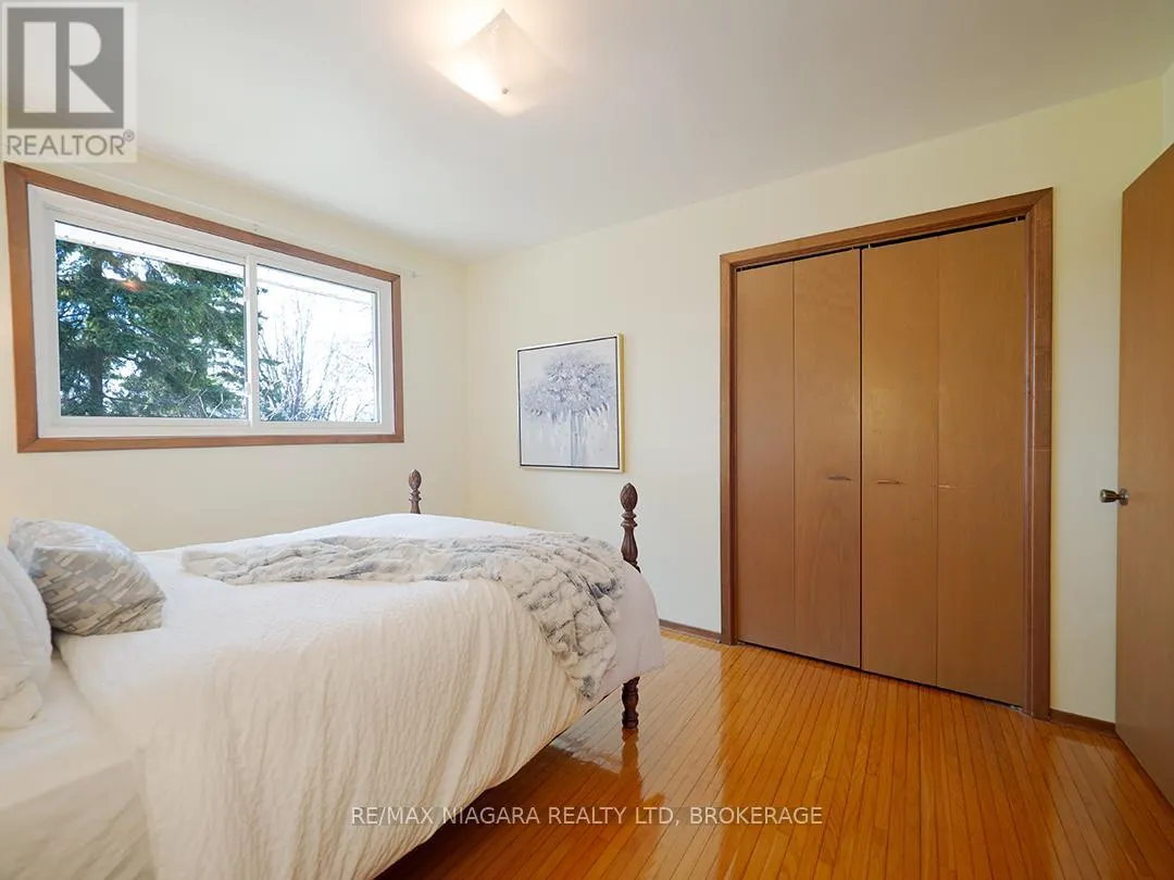 31 OAKRIDGE CRESCENT