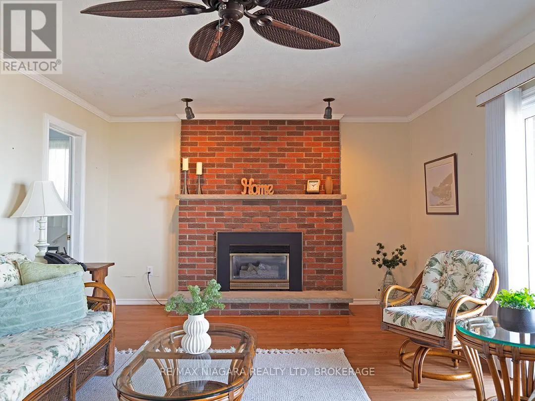 31 OAKRIDGE CRESCENT