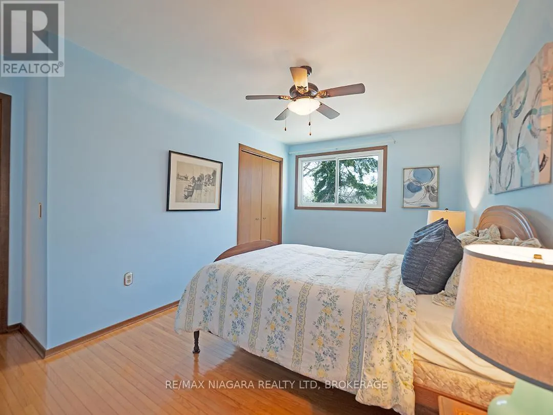 31 OAKRIDGE CRESCENT