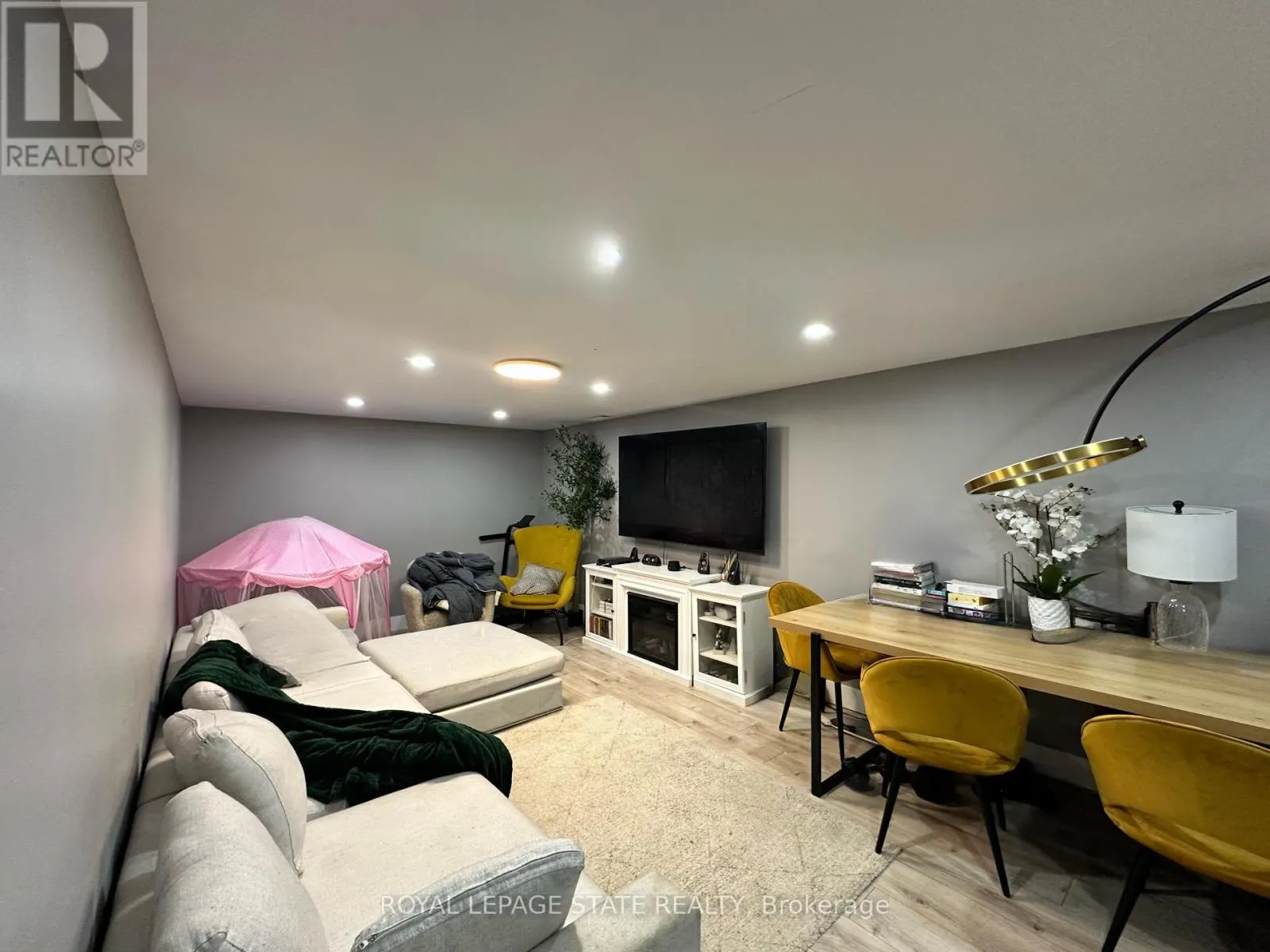 10 SANDLYN COURT