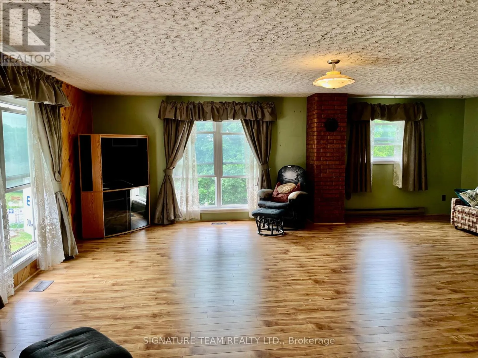 292 BONNECHERE STREET W