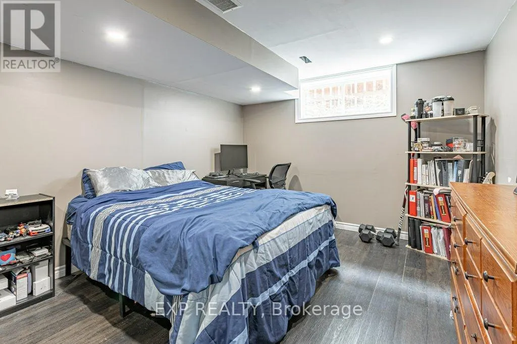 8 OLIVER CRESCENT