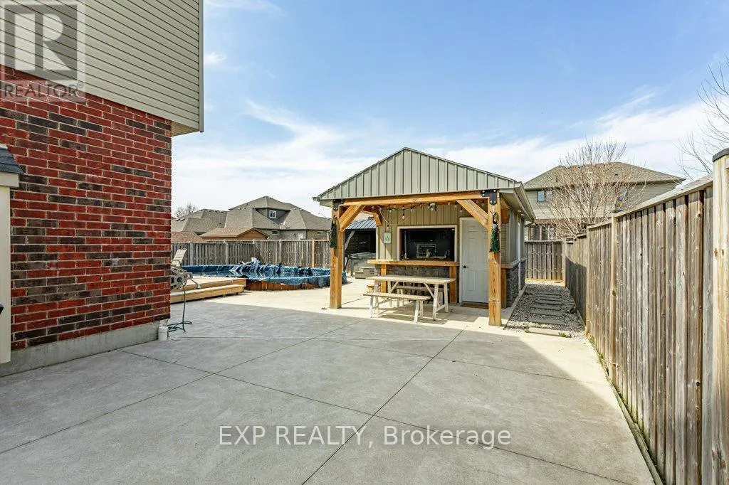 8 OLIVER CRESCENT