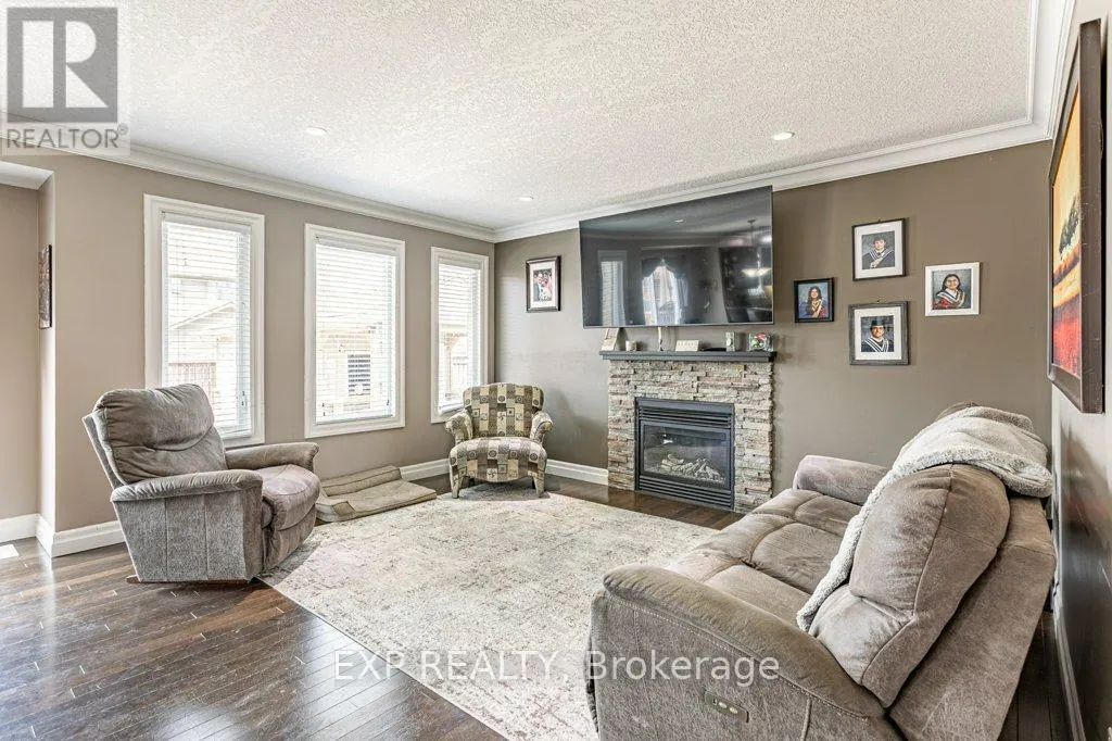 8 OLIVER CRESCENT