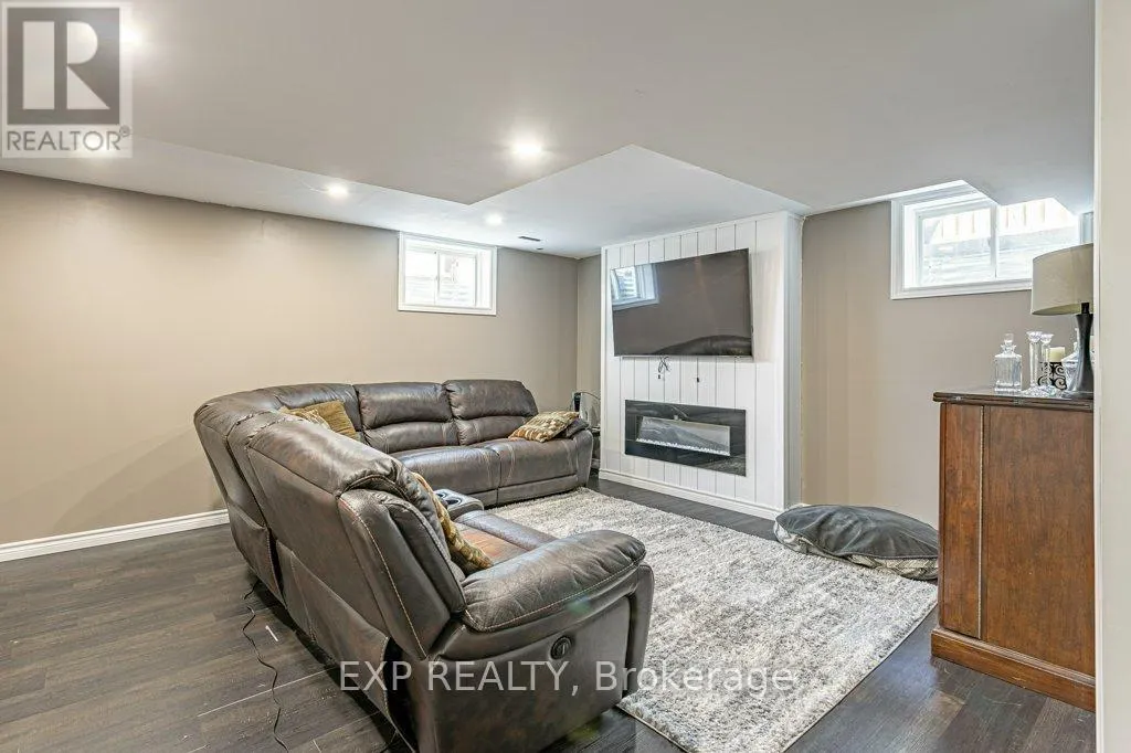 8 OLIVER CRESCENT