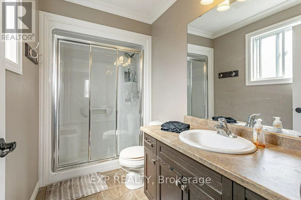 8 OLIVER CRESCENT