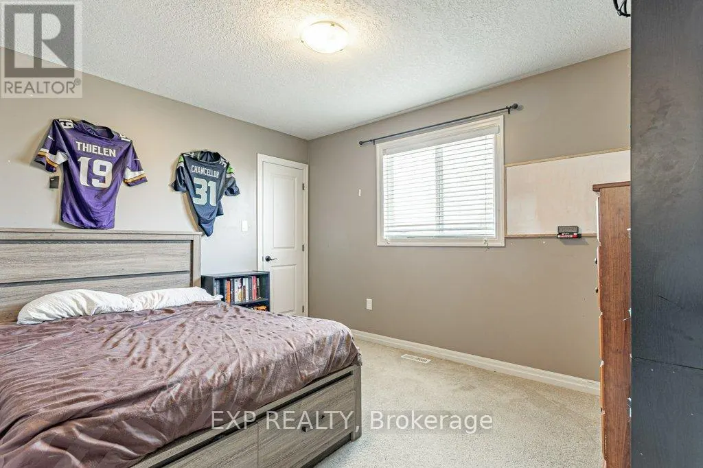 8 OLIVER CRESCENT