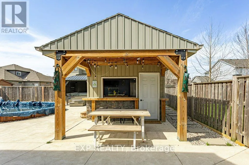 8 OLIVER CRESCENT