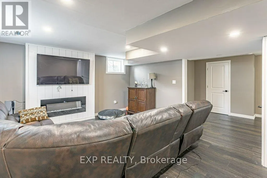 8 OLIVER CRESCENT