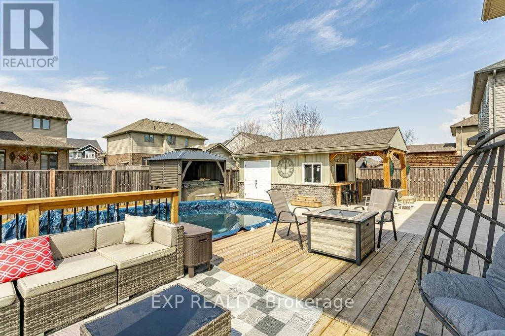 8 OLIVER CRESCENT